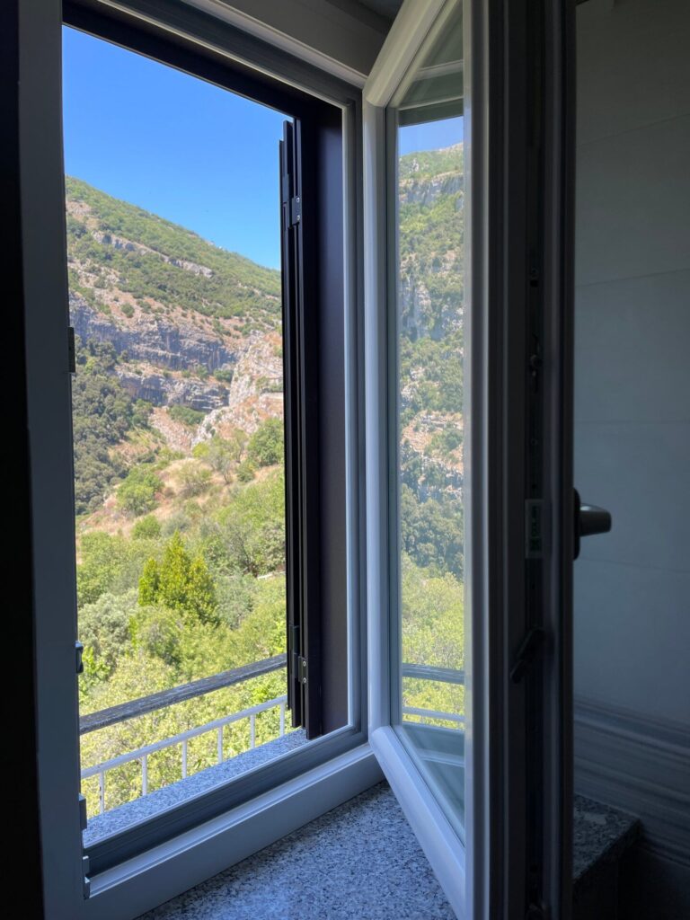 Infissi in pvc, persiane in alluminio con lamelle orientabili e imbotti