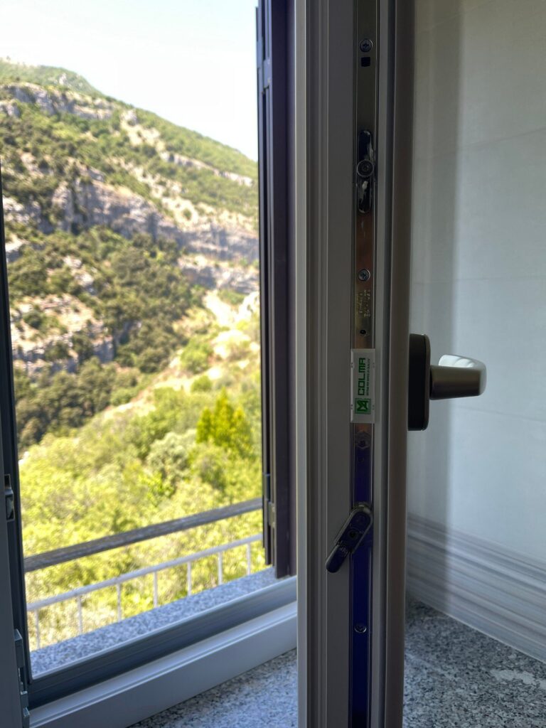 Infissi in pvc, persiane in alluminio con lamelle orientabili e imbotti