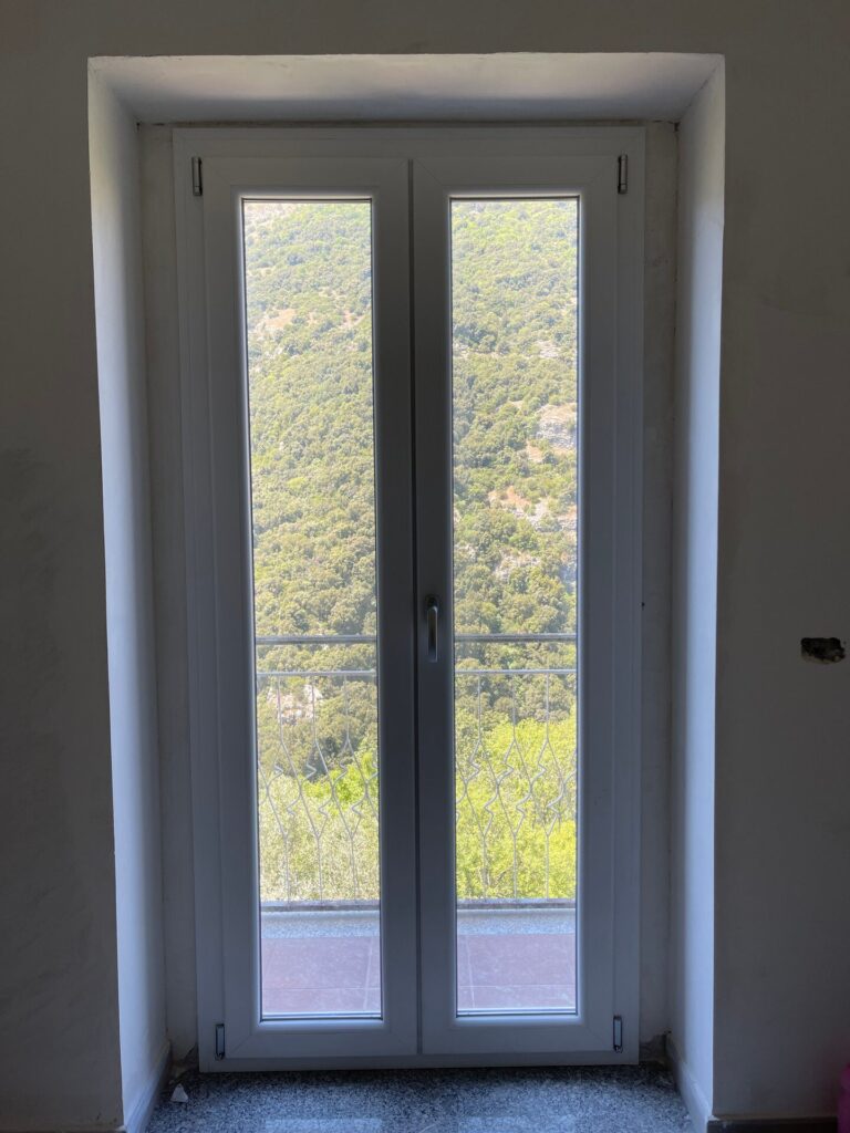 Infissi in pvc, persiane in alluminio con lamelle orientabili e imbotti