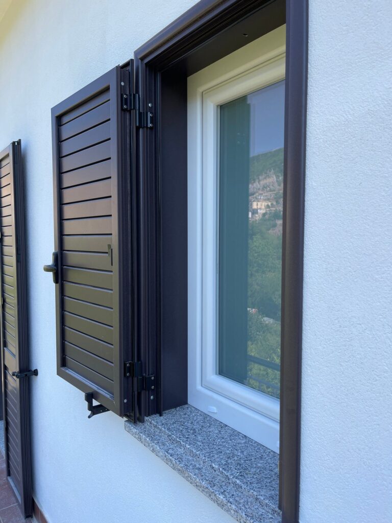 Infissi in pvc, persiane in alluminio con lamelle orientabili e imbotti