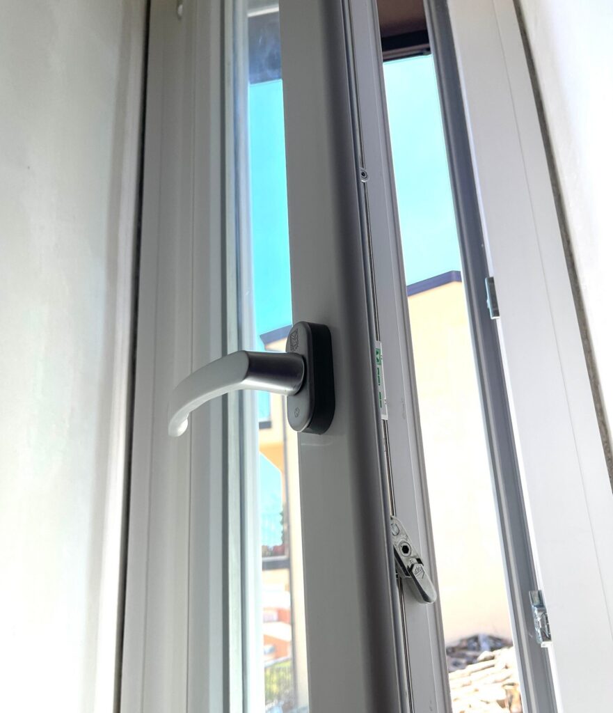 Infissi in pvc, persiane in alluminio con lamelle orientabili e imbotti